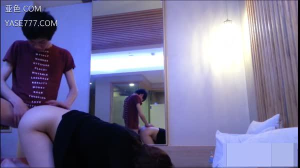 最新独家流出视讯：小年轻在淫荡女友双嘴攻击下速速缴械口爆